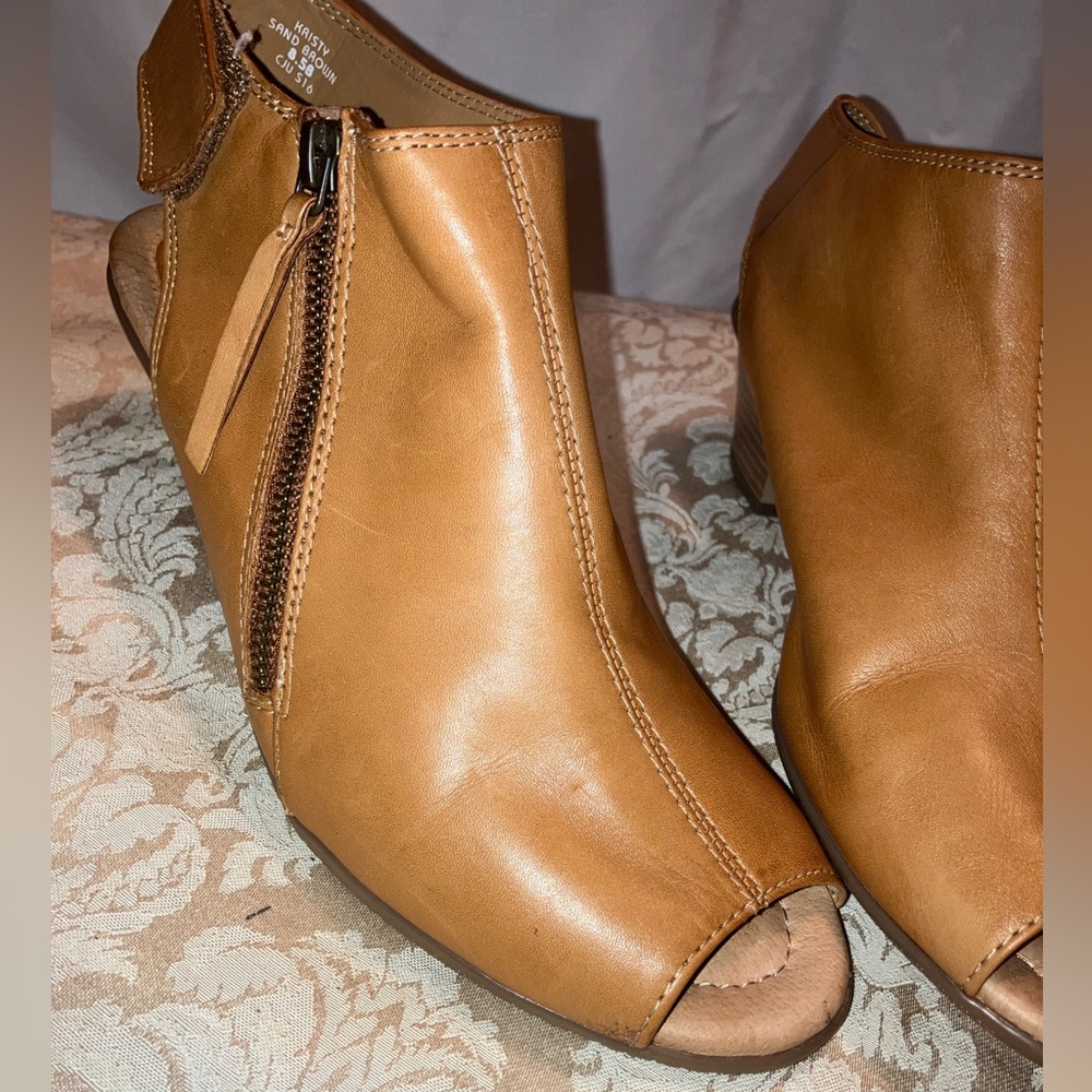 Earth Shoes women’s 8.5, demure heal and peek a boo toe.